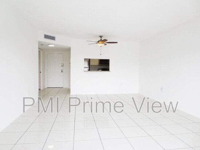 Building Photo - 4164 Inverrary Dr
