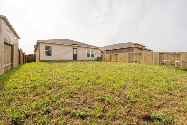 Building Photo - 22538 Cloverland Field Dr