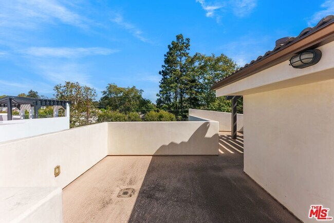 Building Photo - 363 S Saltair Ave