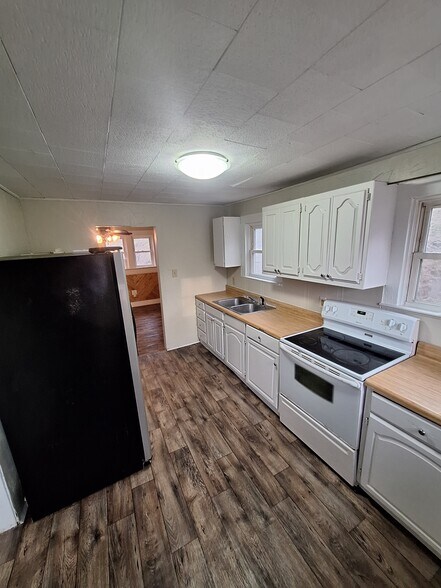 Building Photo - 5771 Seneca Trl S