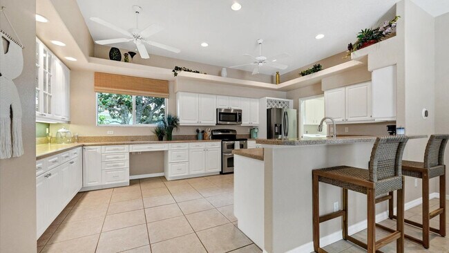 Building Photo - 974 Rotonda Cir