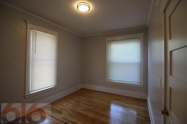 Building Photo - 27 National Ave SW