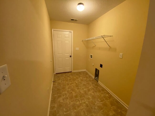 Building Photo - CUTE 3 BED 2 BATH HOME IN SPRING LAKE SUBDIVISION!!