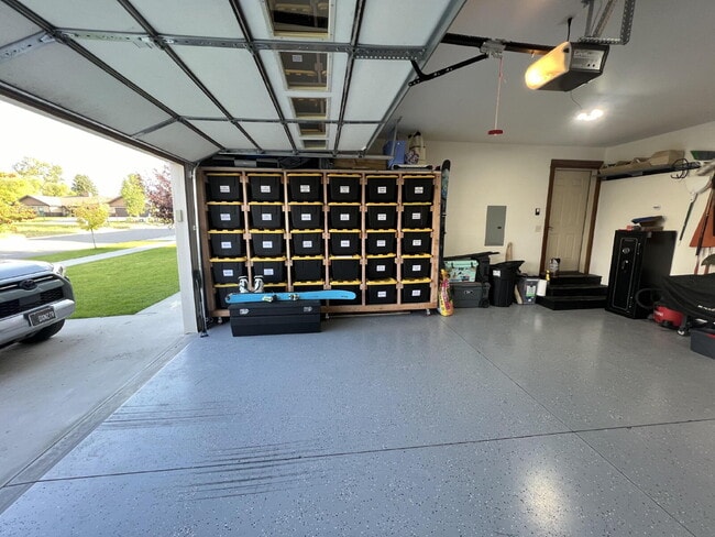 Building Photo - Stunning Single Level Home with Sprawling Fenced Yard