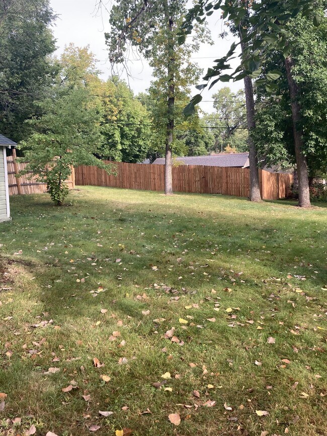 Building Photo - 630 W 7th Ave