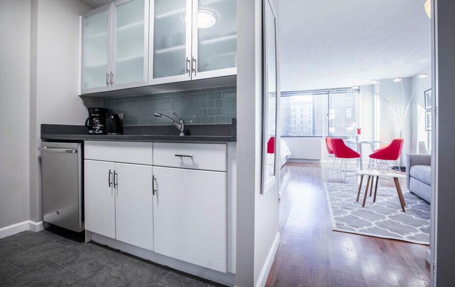 Building Photo - 201 W 87th St