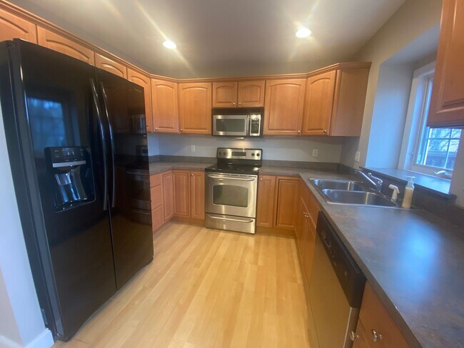 Building Photo - 2 Bedroom Ashton Estates Townhouse- Availa...