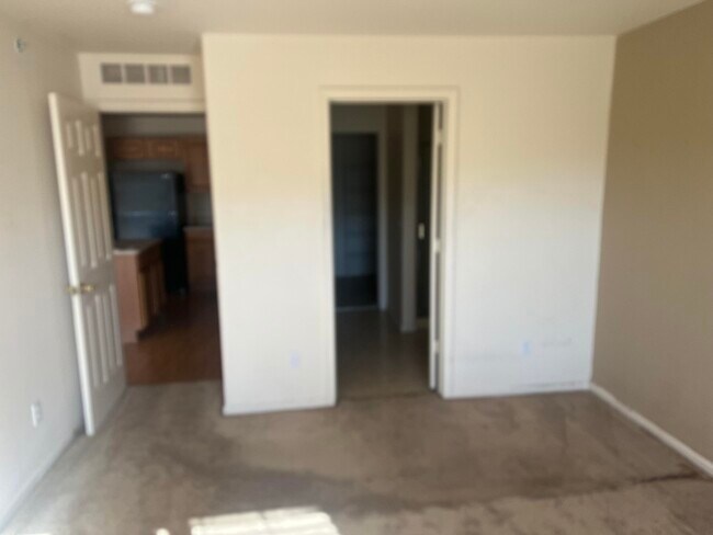 Building Photo - 9589 Lakeside Dr