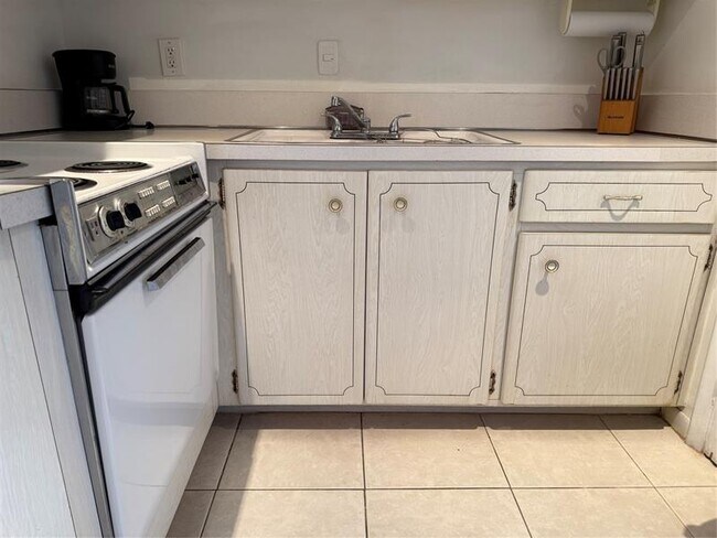 Building Photo - 412 S Cypress Rd