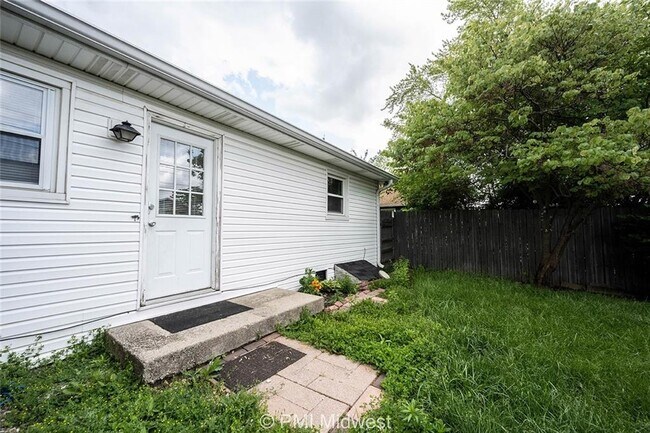 Building Photo - 207 W Green Meadows Dr