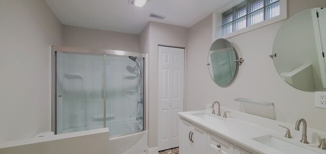 Building Photo - 4-bedroom 3-bathroom home minutes to Downt...