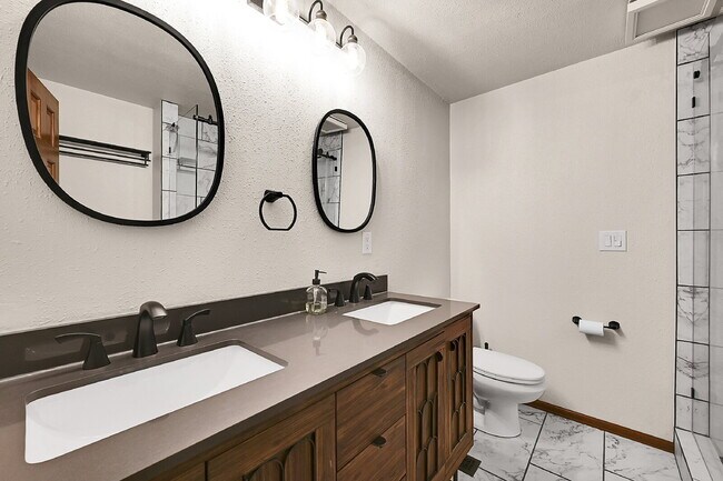 Building Photo - $2,895.00, 4 bed, 3.5 bath, located in Col...