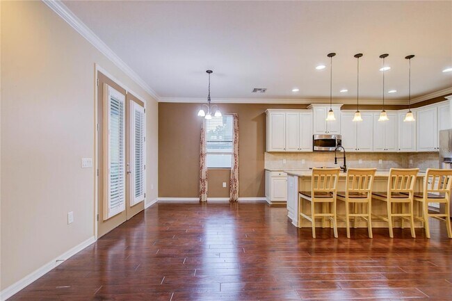 Building Photo - 1122 Oakcrest Dr