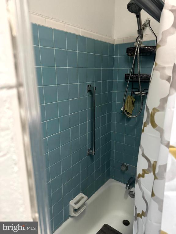 Building Photo - 5707 Lansdowne Ave