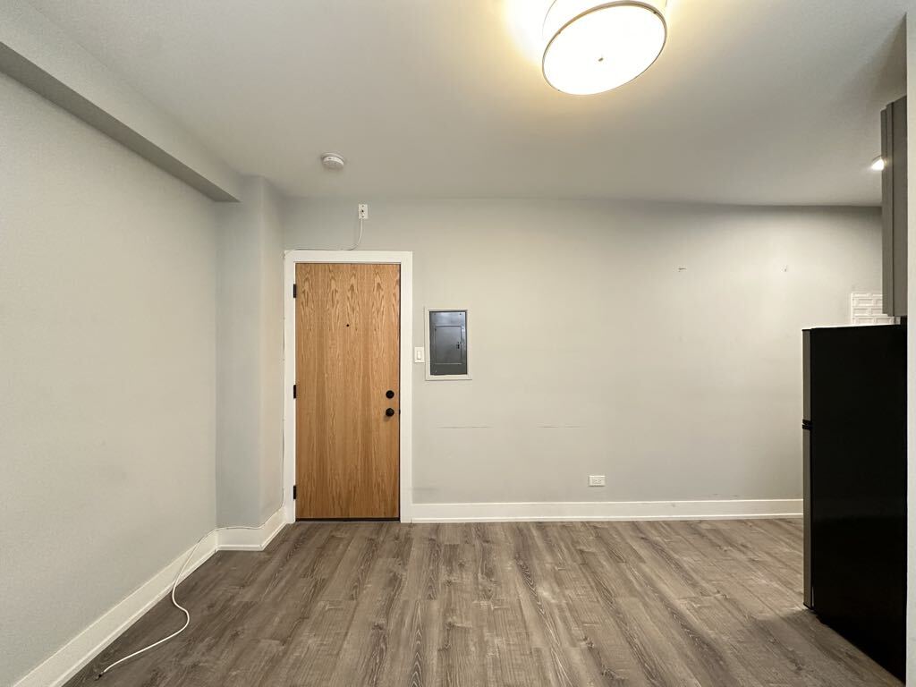 Building Photo - 510 W Belmont Ave