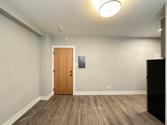 Building Photo - 508 W Belmont