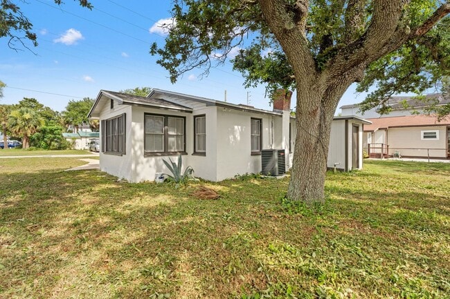 Building Photo - 2 Bed 1.5 Bath Jax Beach - Walk to the Beach- Newly remodeled
