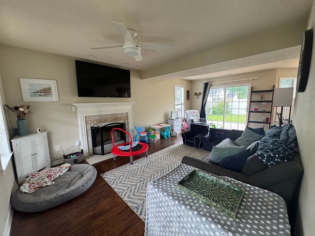 Building Photo - Spacious Three Bedroom Home