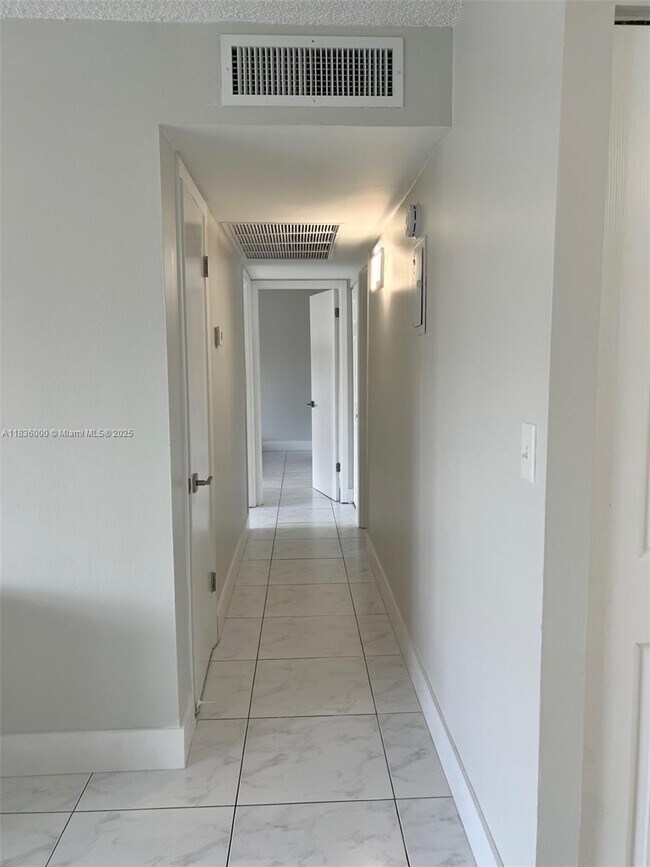 Building Photo - 401 Golden Isles Dr