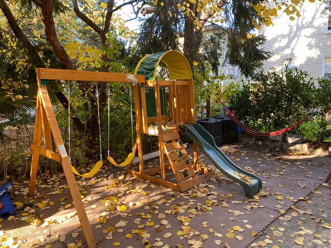 Building Photo - 32 Duer Pl