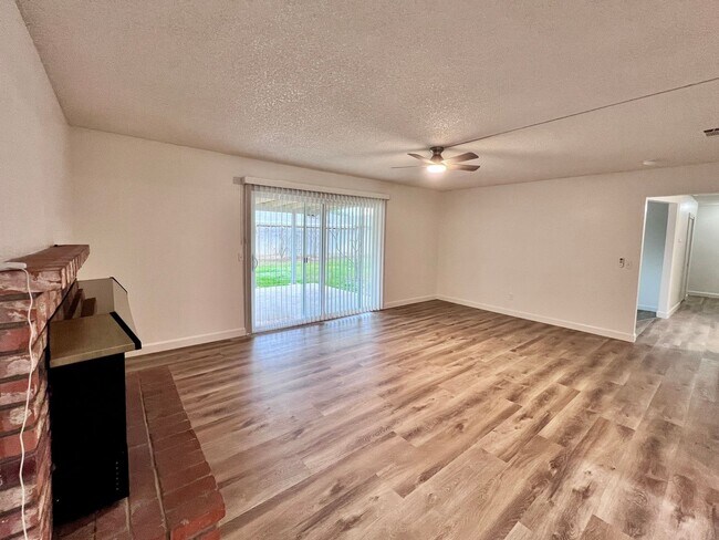 Building Photo - $2,495 Fresno St. & Bullard, 4 Bedroom House - E. Escalon Ave, Fresno