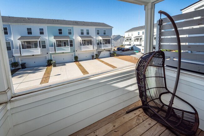 Building Photo - 4 Bedroom, 3.5 Bathroom Townhome in The Marshes at Cooper River - Charleston