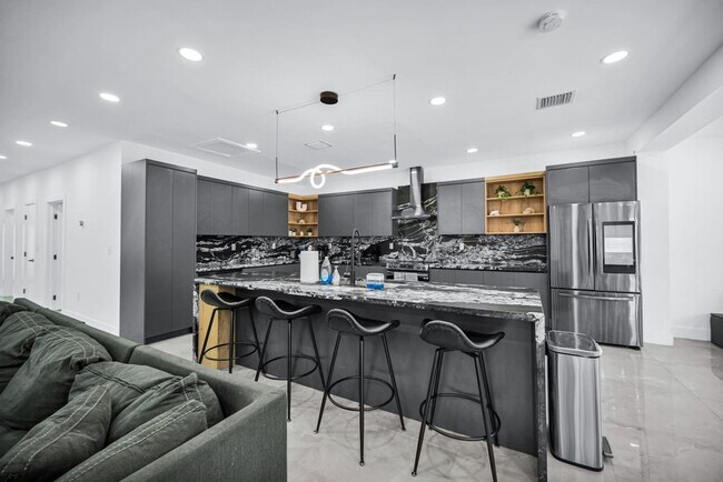 Building Photo - 5313 NE 1st Ave