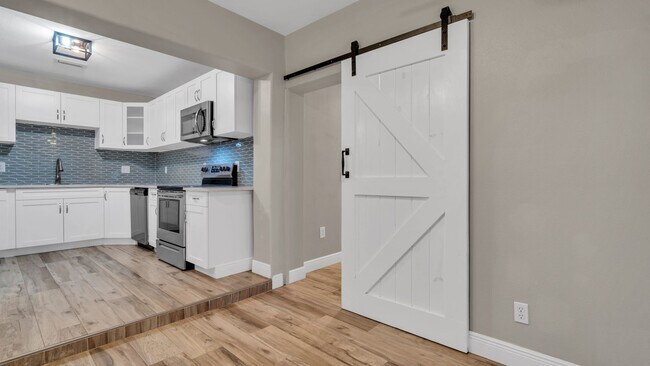Building Photo - Spacious remodeled South Tampa 4BR/3BA hom...