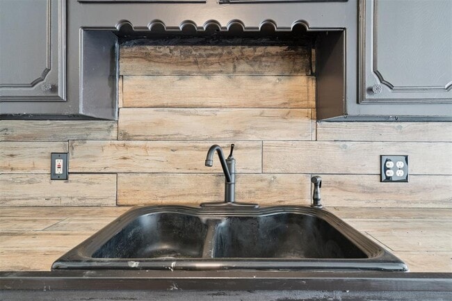 Building Photo - 1420 NE 8th St