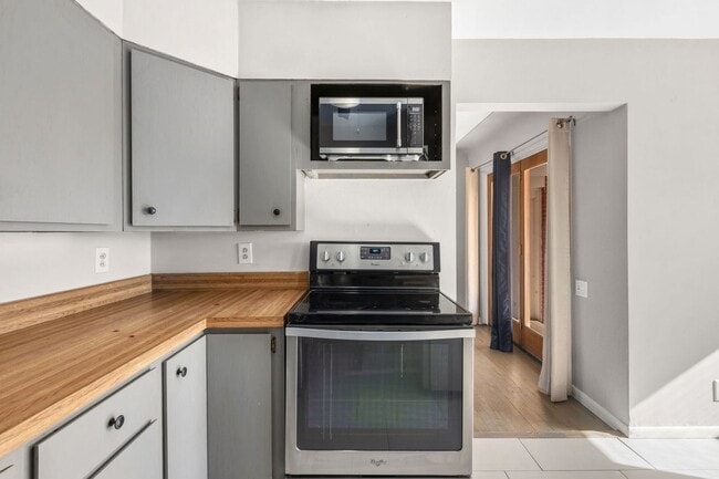 Building Photo - 1306 23rd Ave Ct