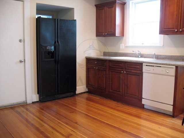 Building Photo - 835 Fellsway