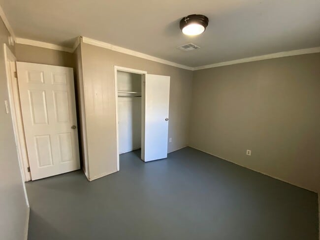 Building Photo - Spacious 4-Bedroom Home – Section 8 Welcome!