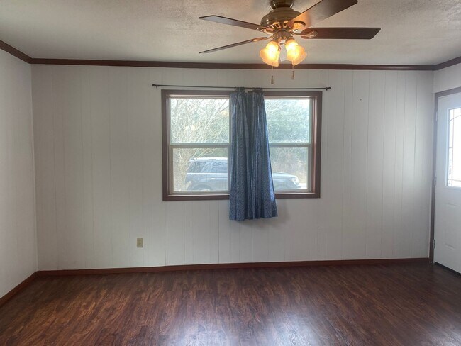 Building Photo - 2 BEDROOM COUNTRY LIVING