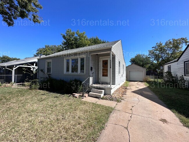 Building Photo - $1250 - 3 bed 1.5 bath - Single Family Hom...