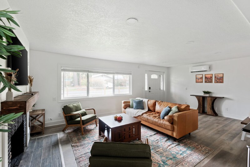 Building Photo - 12242 SE Raymond St