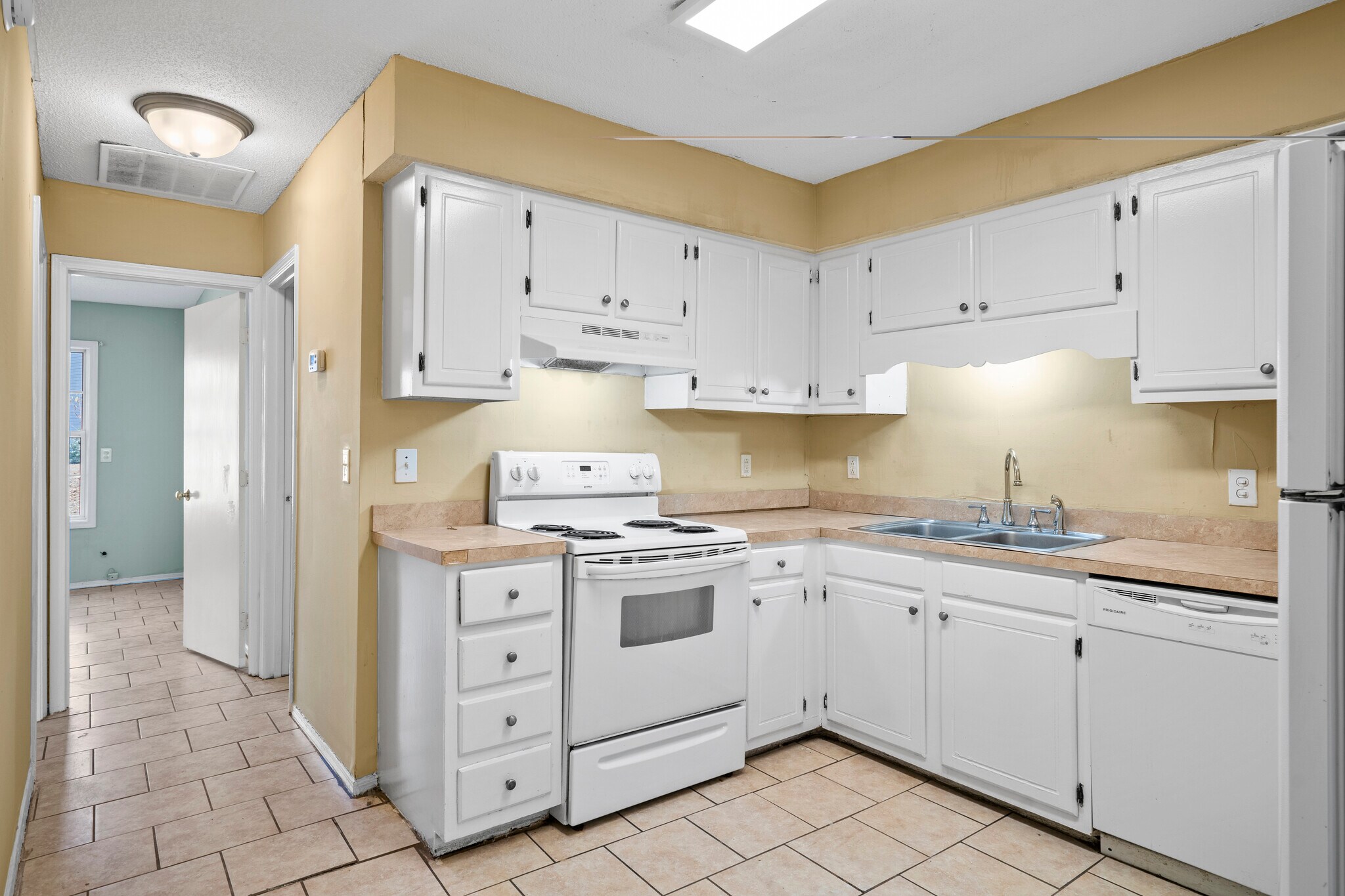Building Photo - 2231 Woodridge Ln