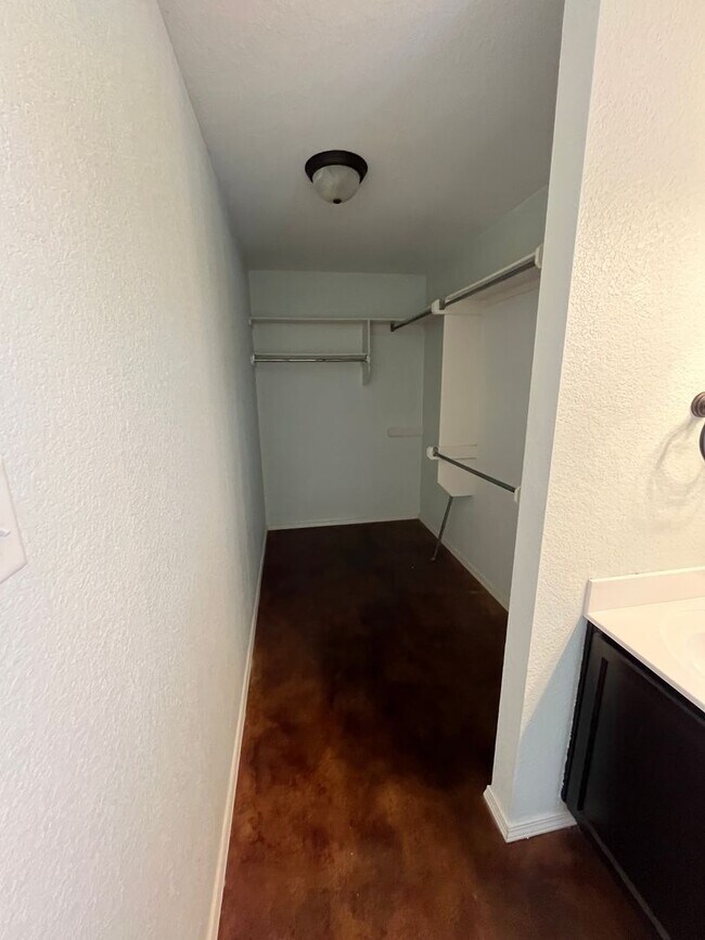 Building Photo - New Listing!