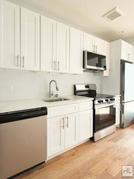 Building Photo - PROSPECT PLACE / Spacious Crown Heights Renovated 3-Bed 2-Bath / No Fee
