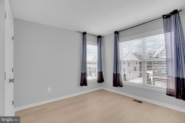 Building Photo - 42598 Chisholm Dr