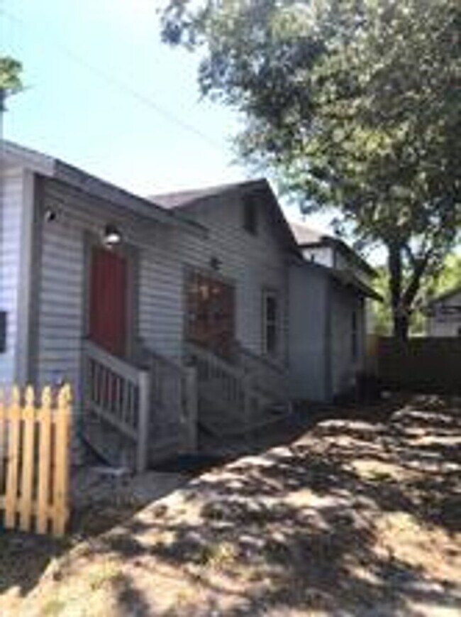 Building Photo - 2 Bedroom / 2 Bath Bungalow in Sanford's Historic District!