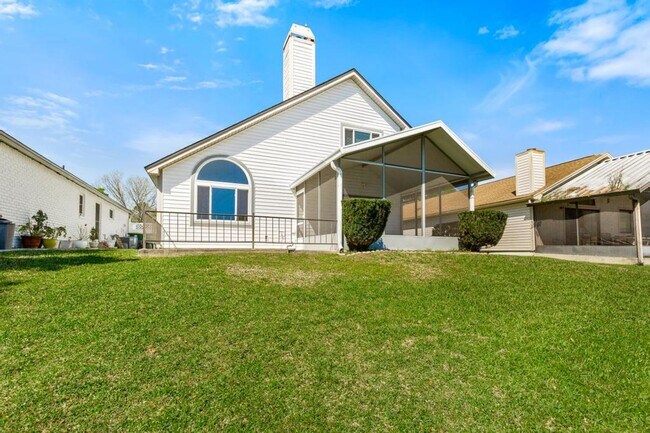 Building Photo - Charming Waterfront Home in Southside