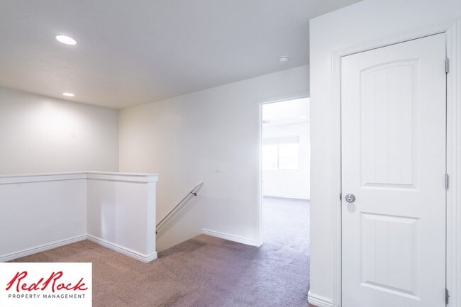 Building Photo - End Unit Fossil Hills Townhome with 3 Beds and 2.5 Baths