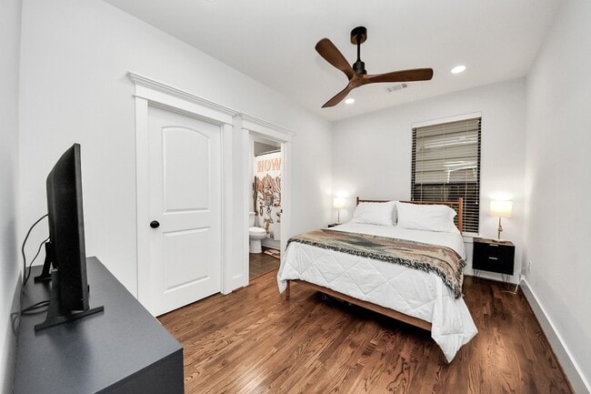 Building Photo - 916 W 20th St