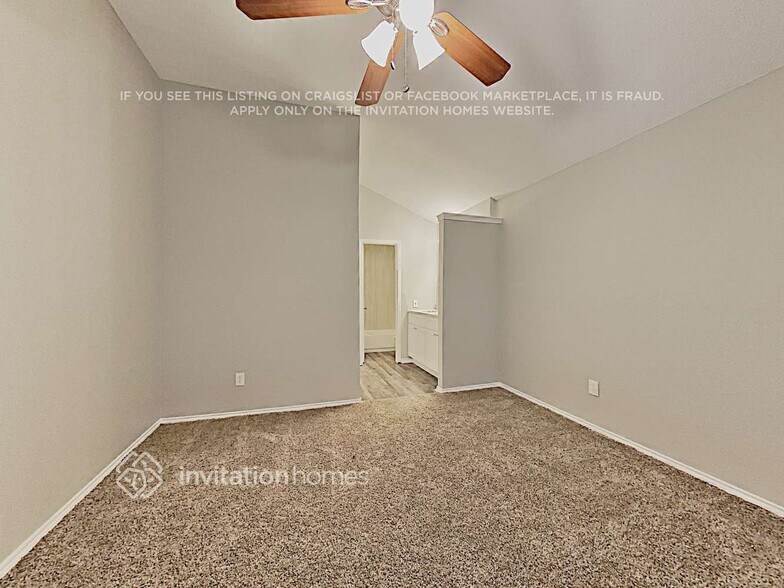 Building Photo - 300 Blueleaf Dr
