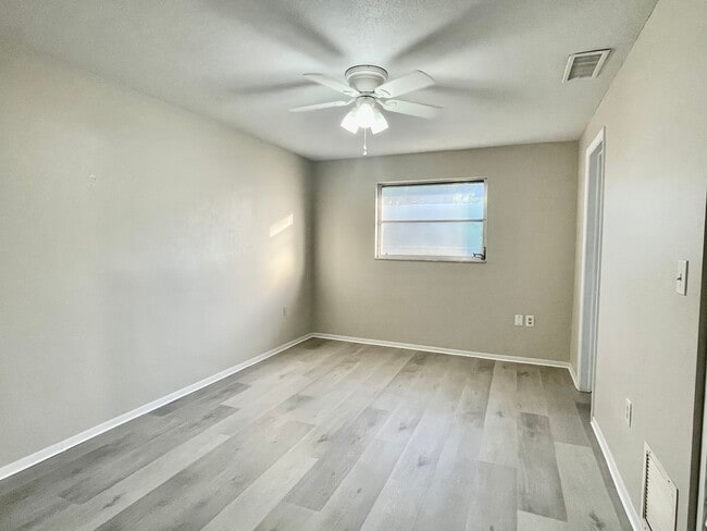 Building Photo - 1943 Sky Dr