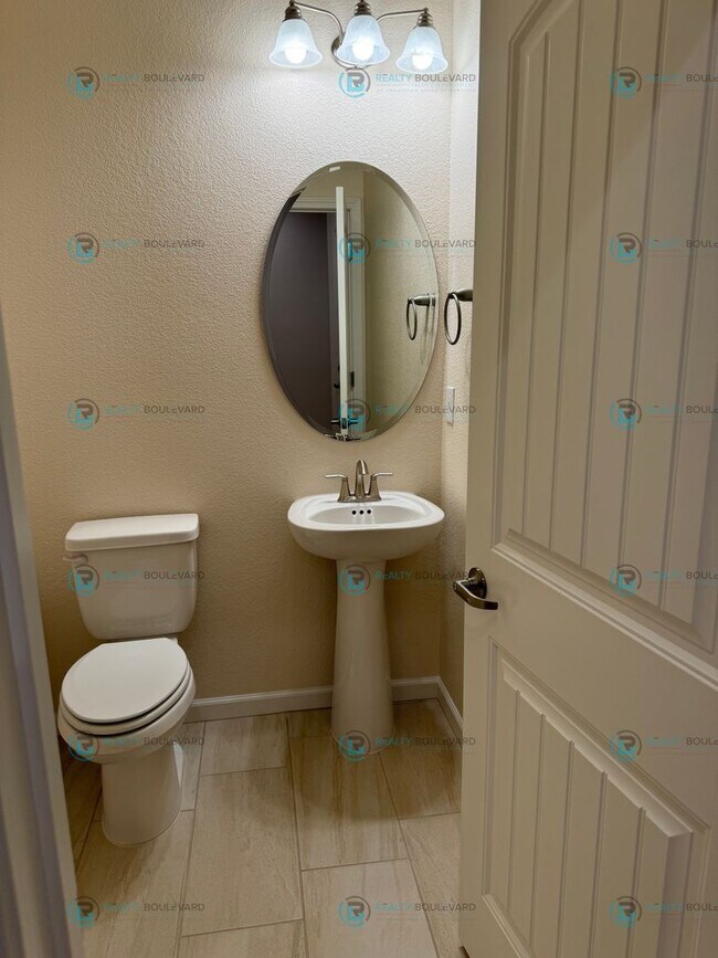 Building Photo - Luxury and Convenience Fully Equipped 3-Bedroom 2.5 Bathroom 2 Car Garage Townhome in Carson City
