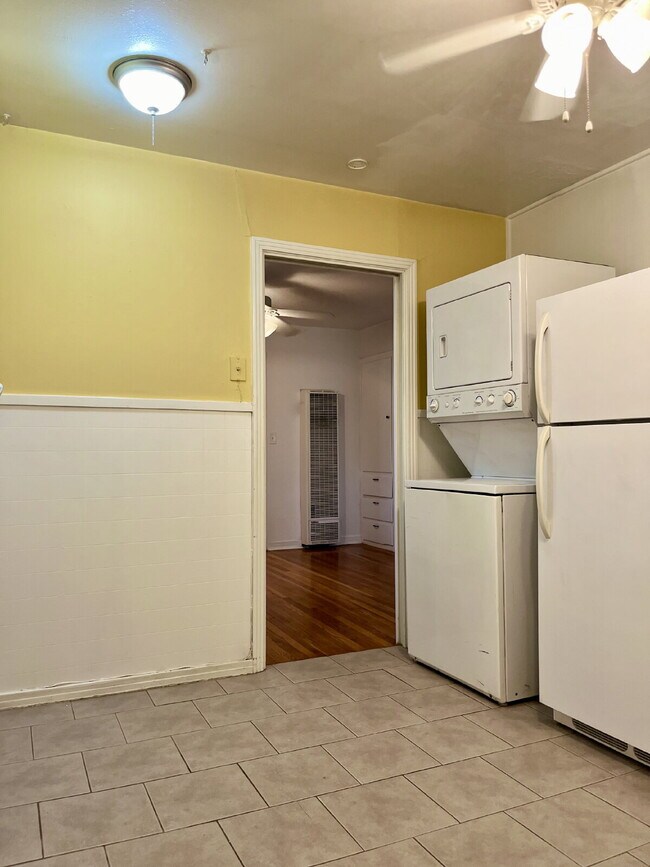 Building Photo - Charm, Comfort and Convenience!