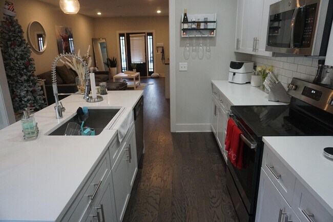 Building Photo - 509 Rosedale Ave E