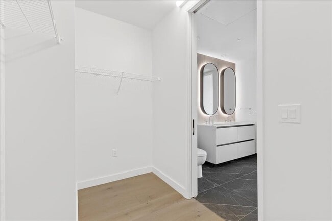 Building Photo - 610 Davis St