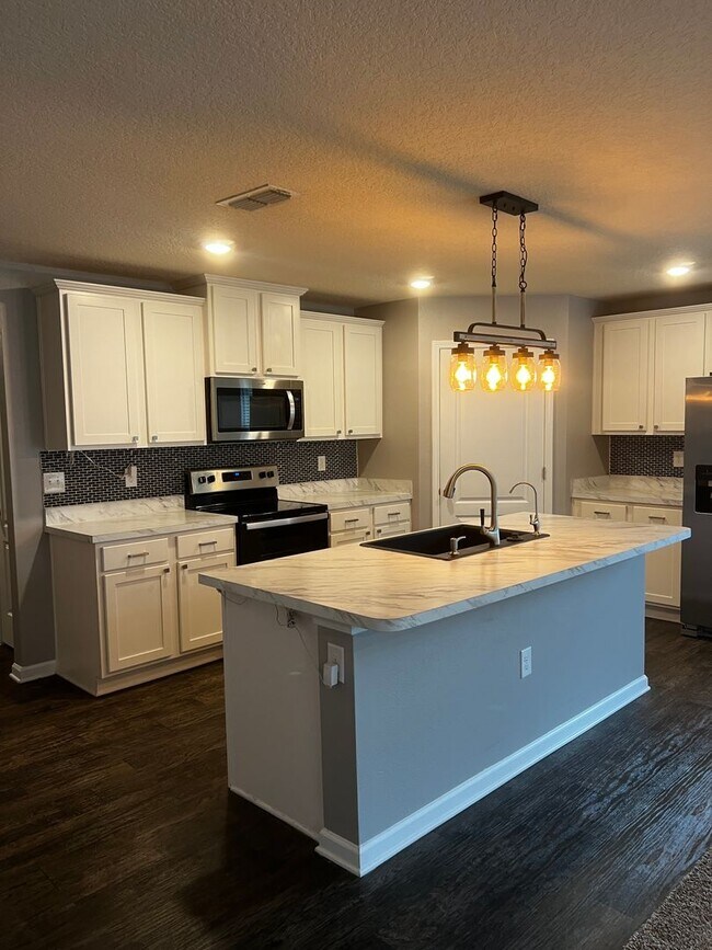 Building Photo - 4/2 centrally located!!